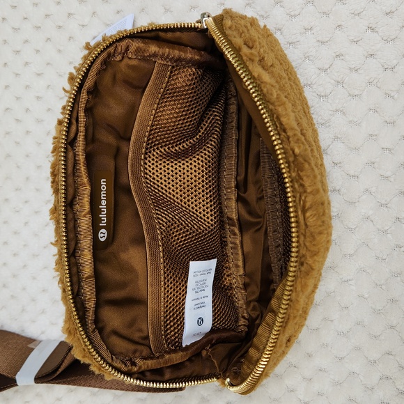 Nwt Lululemon Everywhere Belt Bag *Fleece - Picture 9 of 13